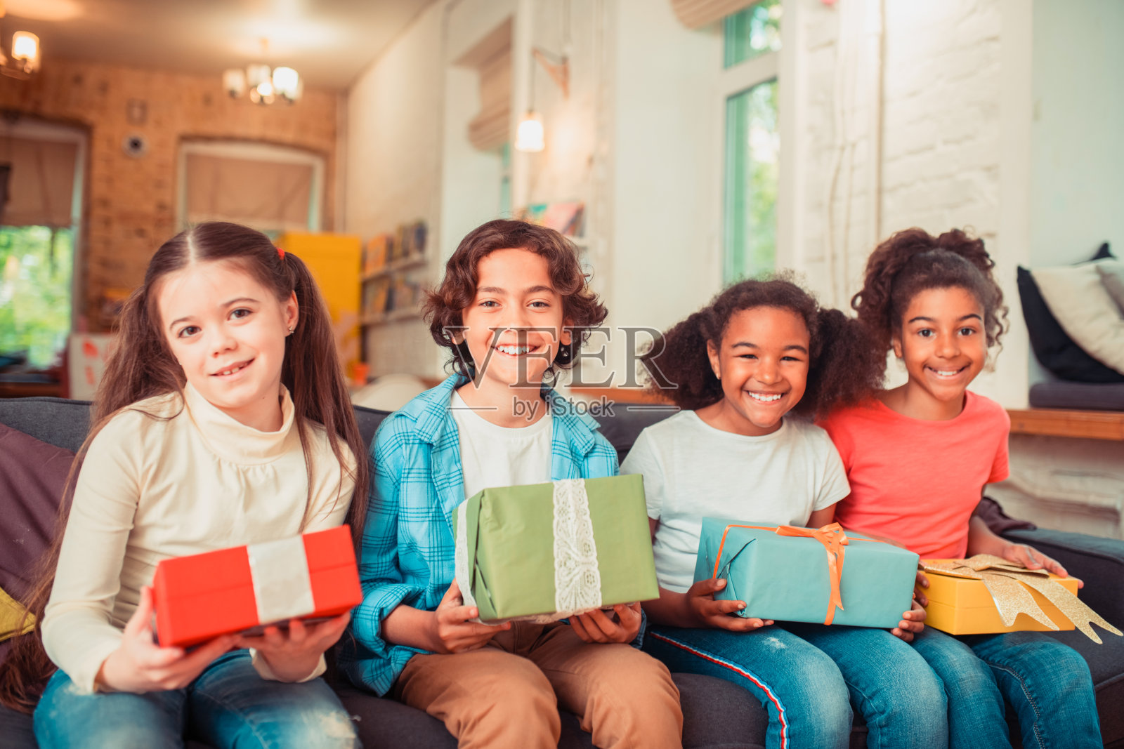 快乐的孩子们得到彩色包装的礼物照片摄影图片