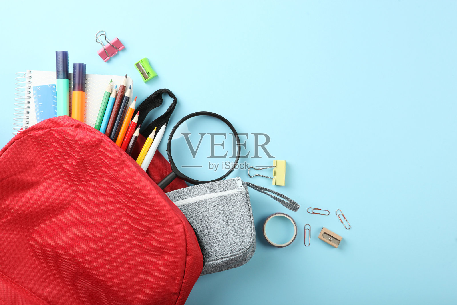 学校背包和学校文具上的彩色背景俯视图。概念回到学校。照片摄影图片