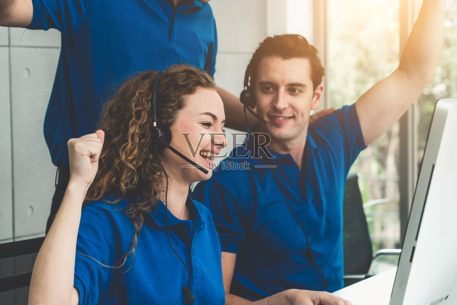 商务人士戴着耳机庆祝在办公室工作照片摄影图片