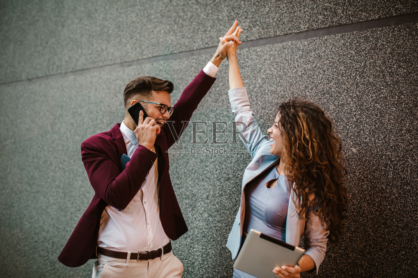 在户外庆祝男人和女人作为商业伙伴照片摄影图片