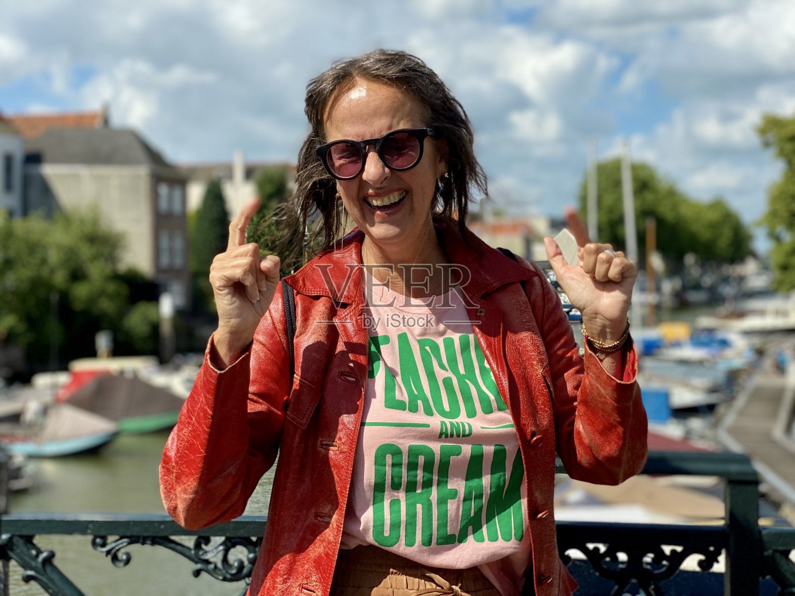 一个成熟的年长有魅力的女人的肖像照片摄影图片