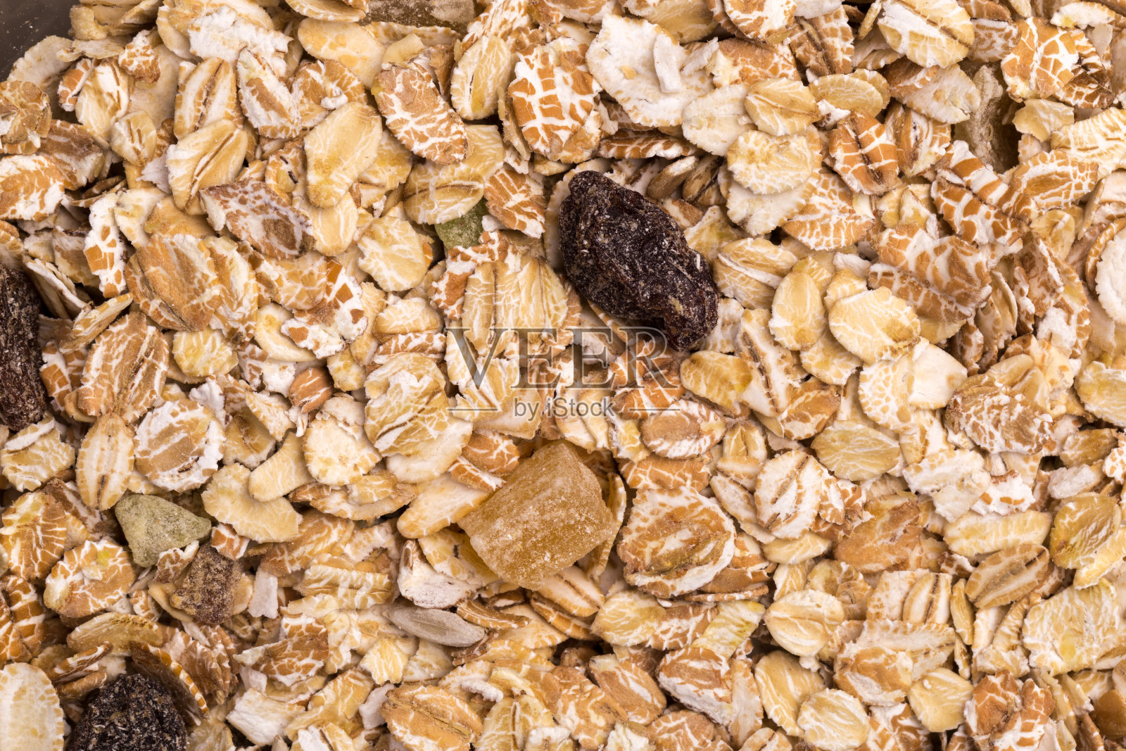 燕麦片,葡萄干,椰子,菠萝和香蕉片孤立在白色的背景。用于燕麦片或格兰诺拉麦片的包装设计。照片摄影图片