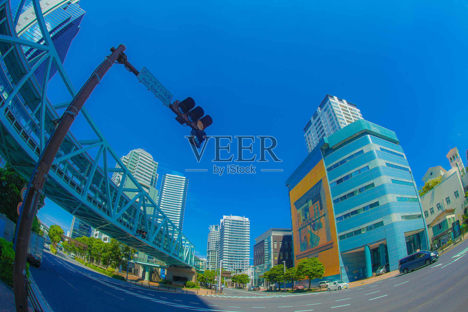 横滨港人未来的城市和蓝天照片摄影图片