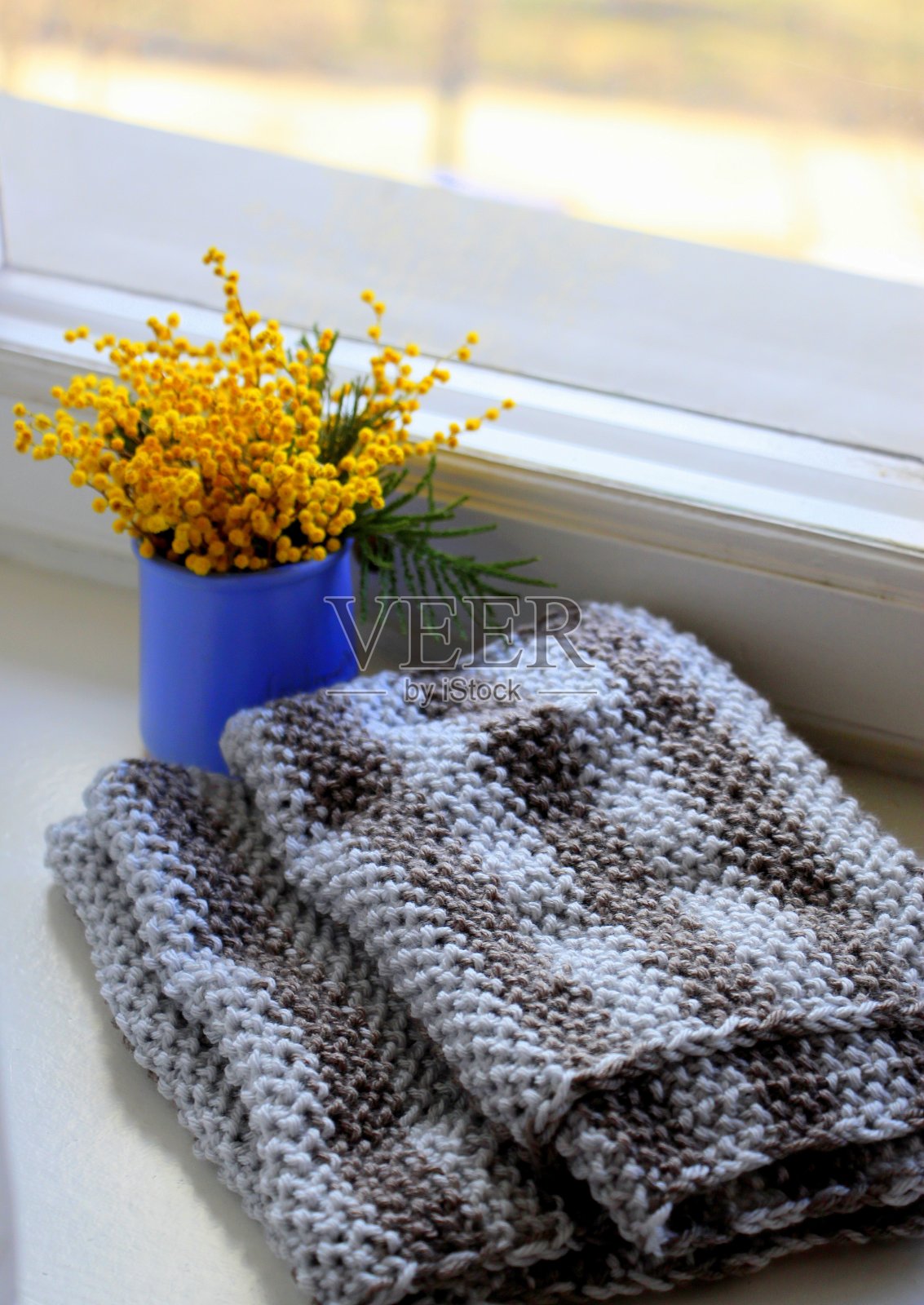 灰色羊毛线结/围巾。照片摄影图片