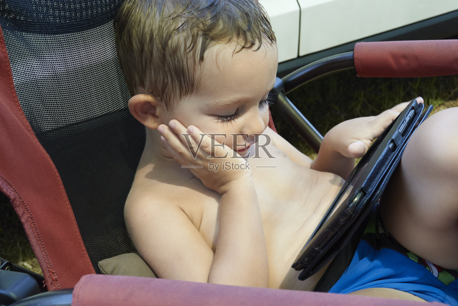 孩子看平板电脑照片摄影图片