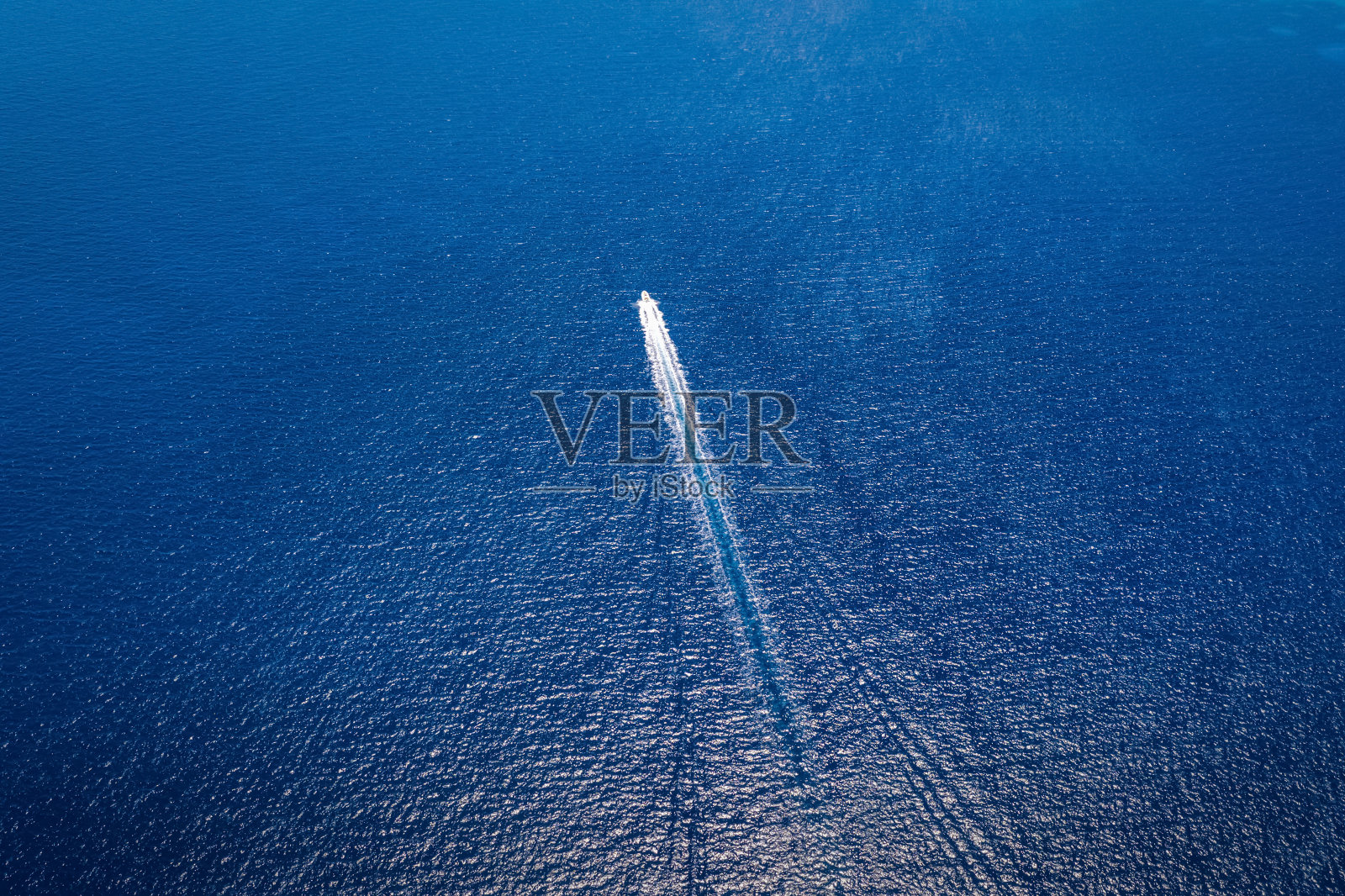 一艘摩托艇在蓝色的地中海上航行的鸟瞰图照片摄影图片