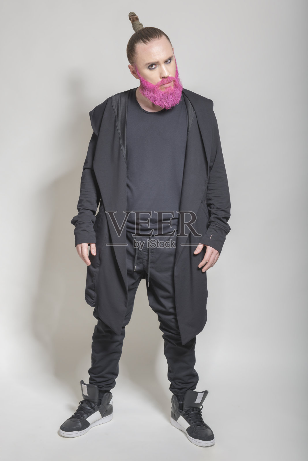 留着长头发,粉红色胡须,带花的男人照片摄影图片