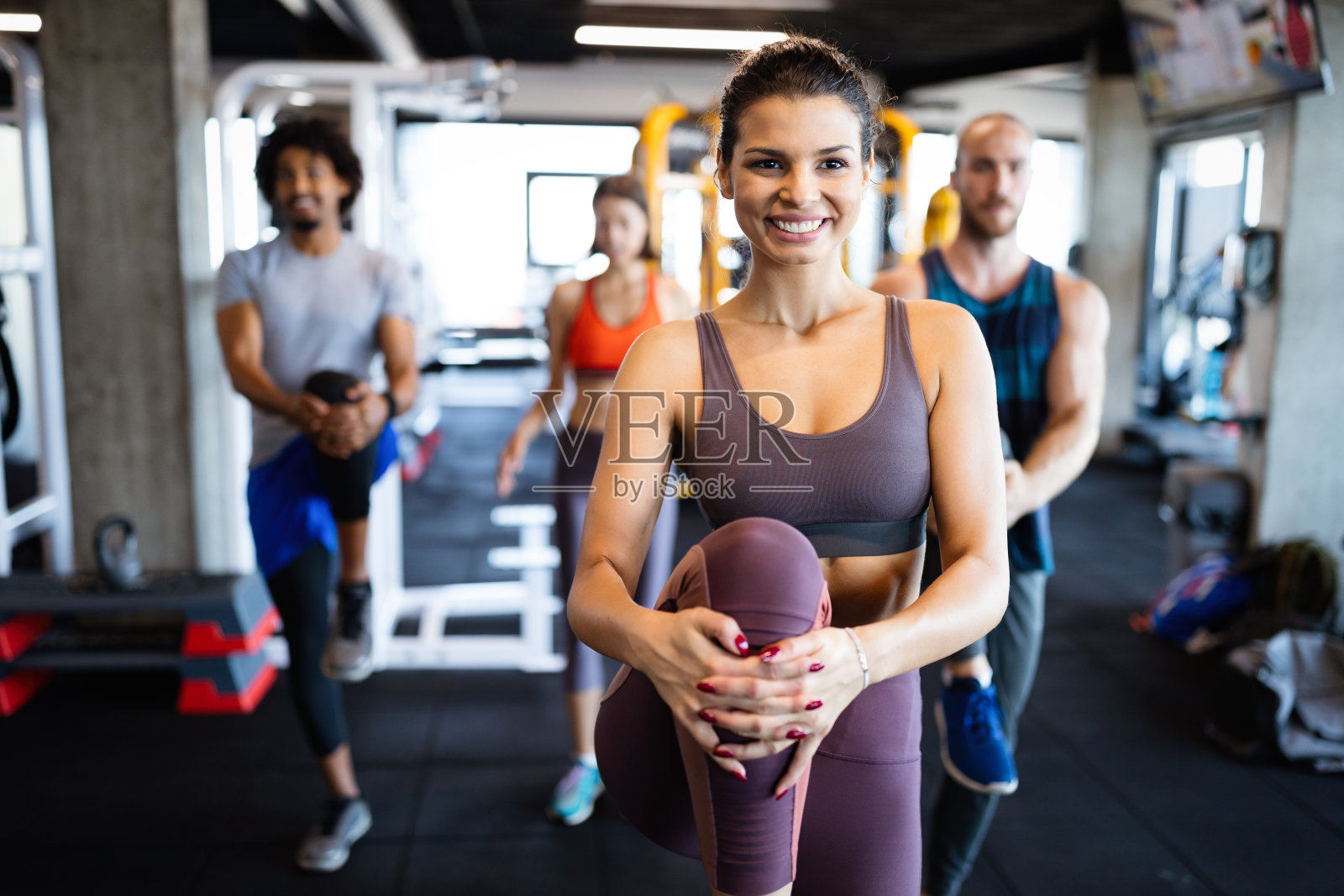 近距离的形象,有吸引力的健康的女人在健身房照片摄影图片