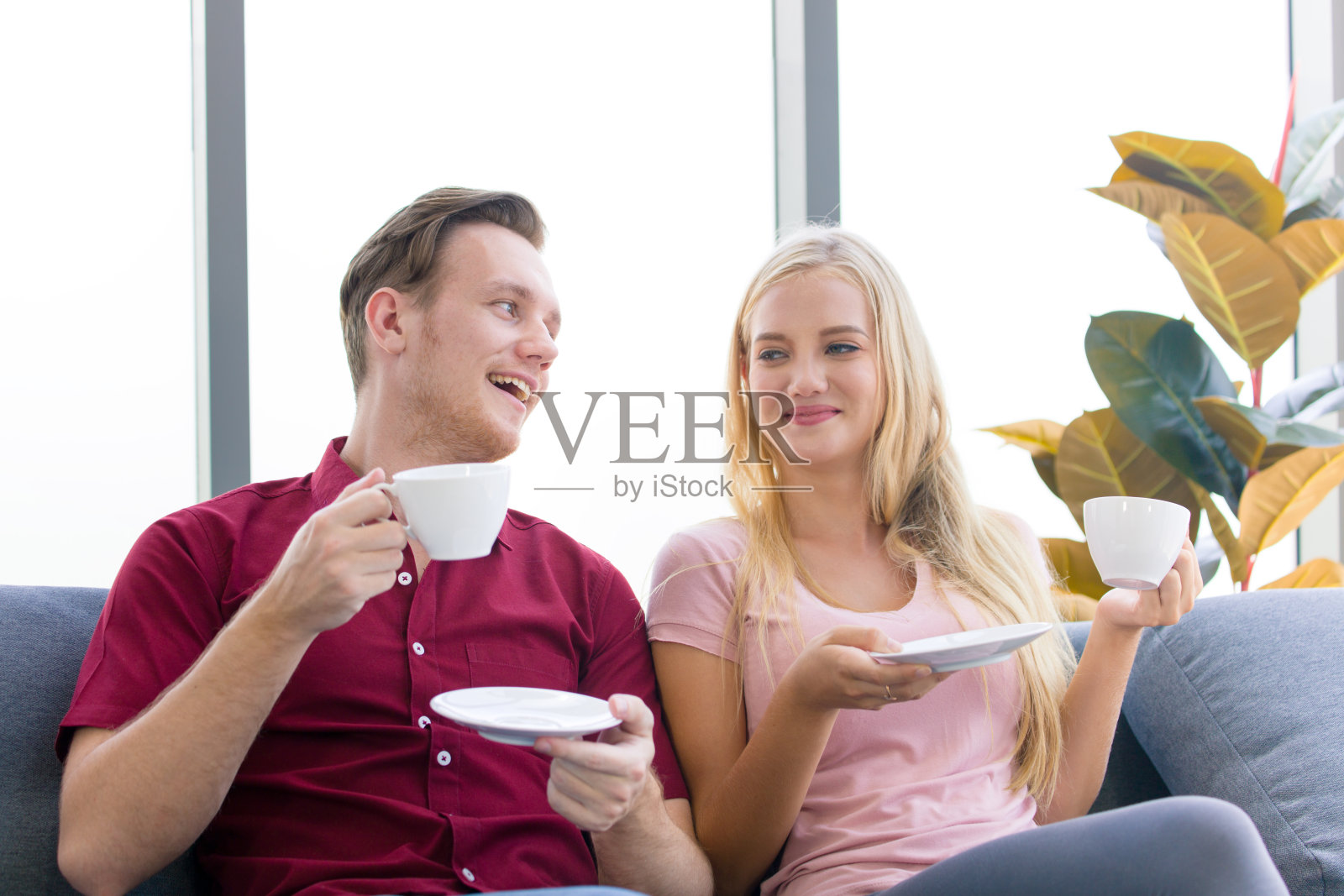 一对夫妇正在喝咖啡,早上讨论了这个问题。照片摄影图片