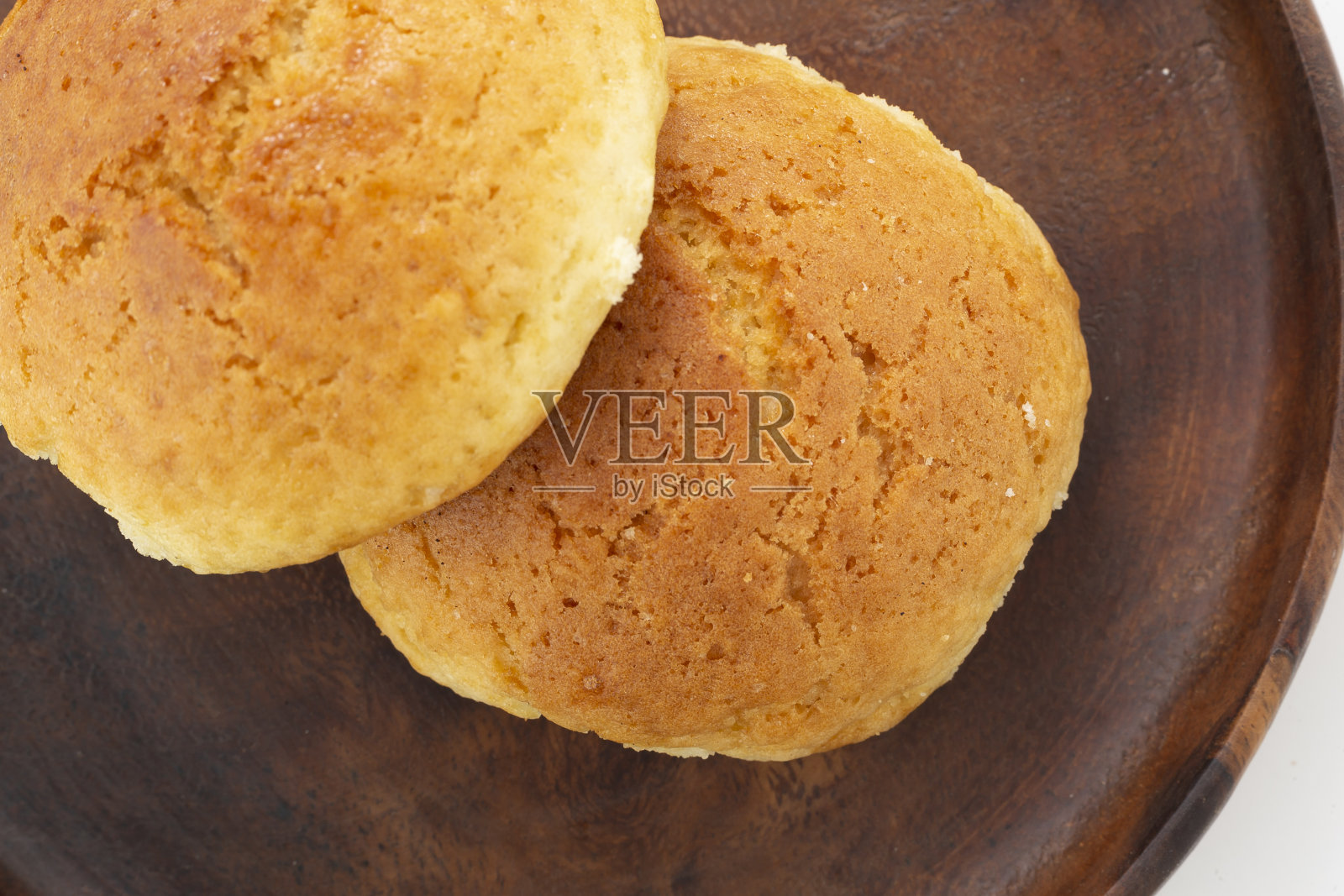 新鲜的松饼放在木板上照片摄影图片