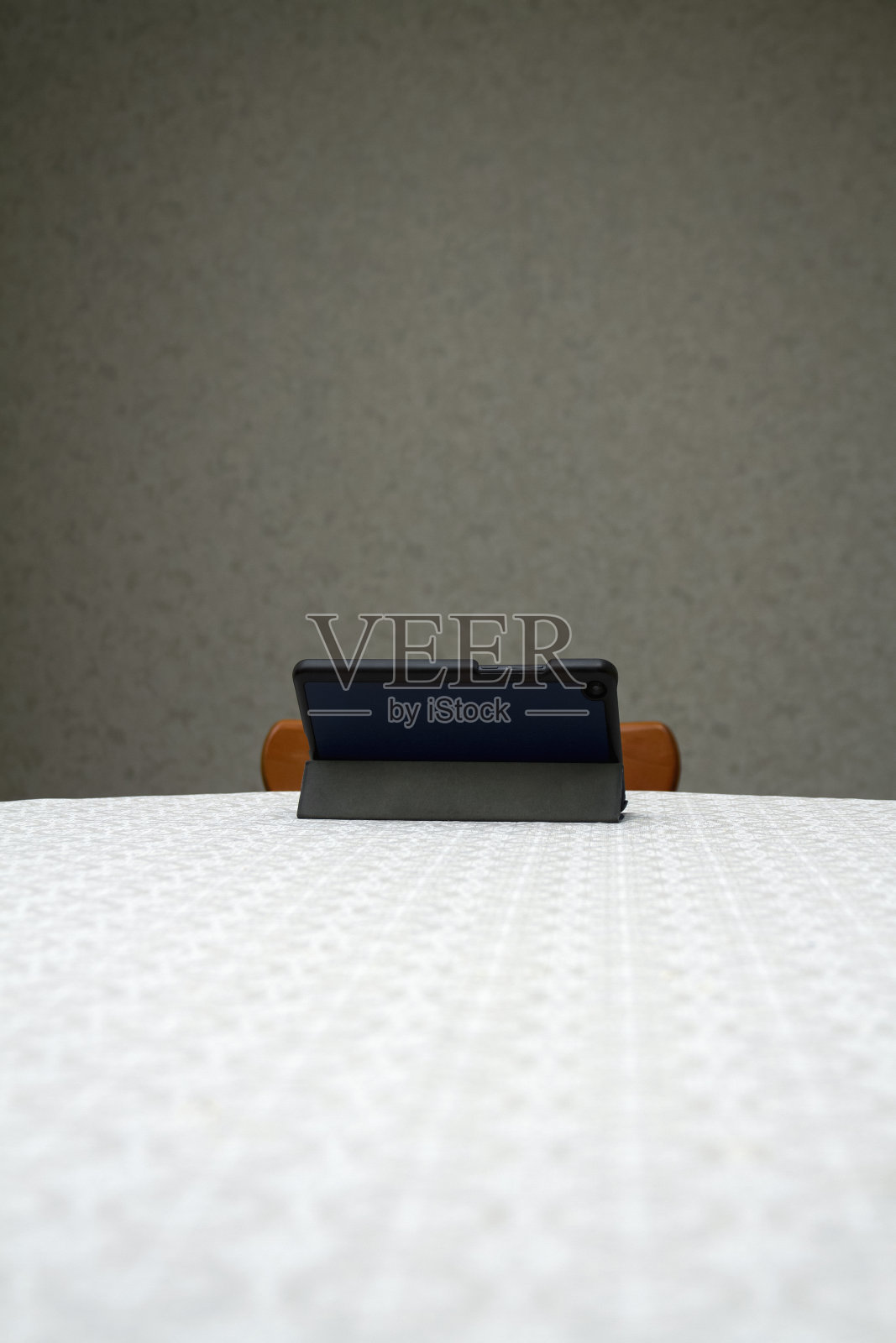 平板电脑在家里的桌子上。照片摄影图片