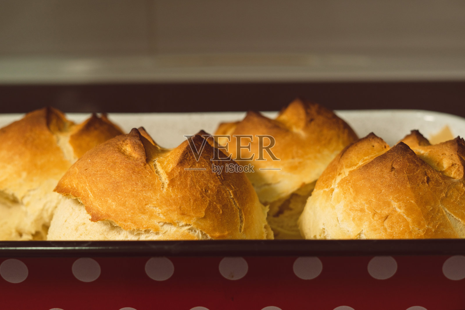 近看侧面的小面包面包新鲜烤自制有机面包房照片摄影图片