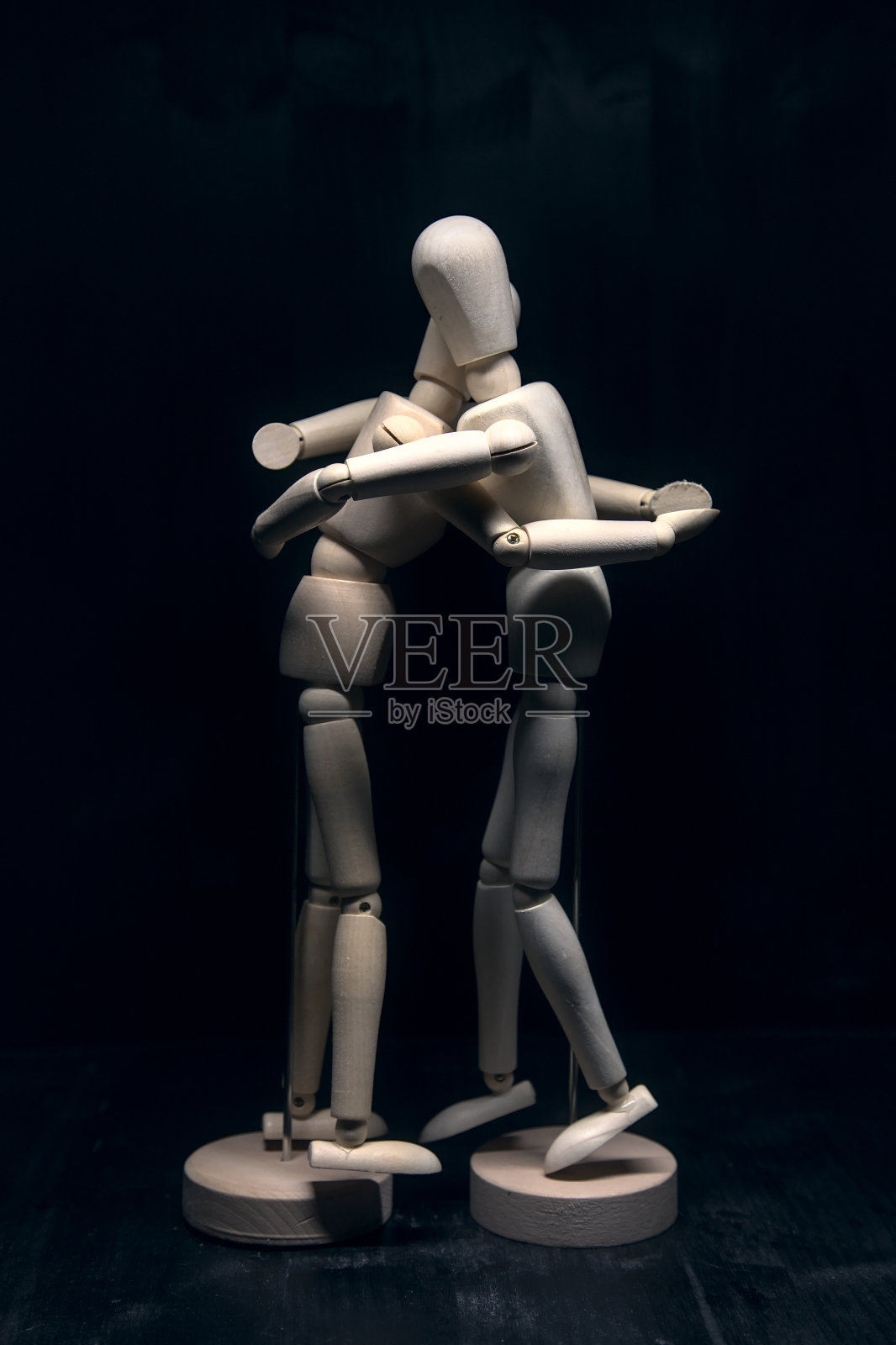 两个画着的人体模型正在互相拥抱照片摄影图片