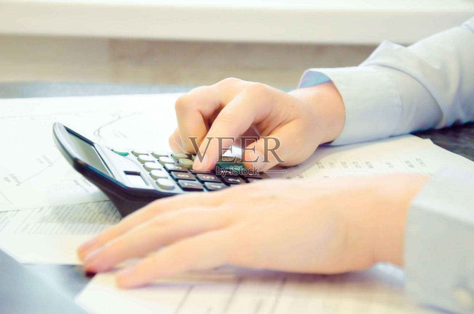 在家里通过电脑工作的商业女性。在线工作照片摄影图片