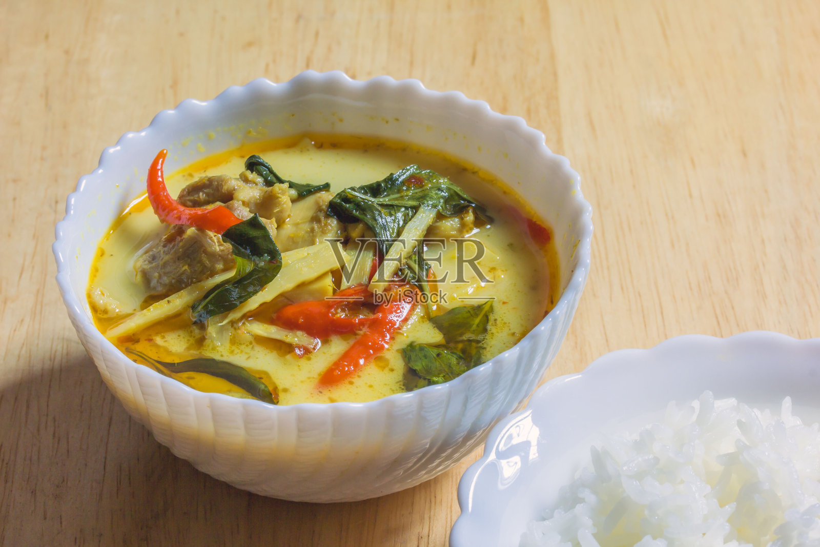 这道早餐是竹笋咖喱鸡肉饭照片摄影图片