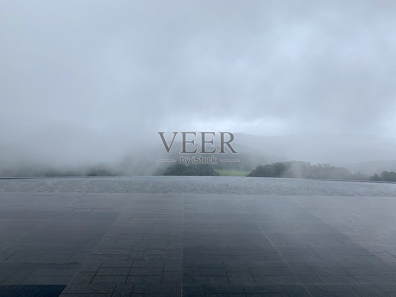 从山顶度假村的甲板上无限的视野照片摄影图片