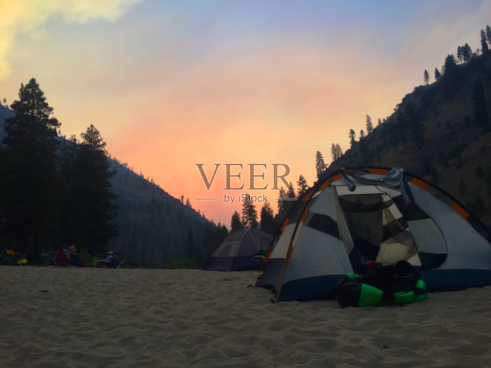 露营时的火红日落照片摄影图片