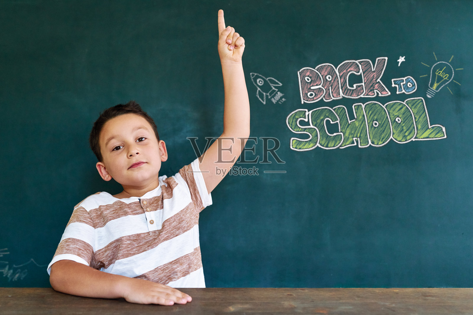 6-7岁可爱的孩子在教室的黑板前。教育照片摄影图片