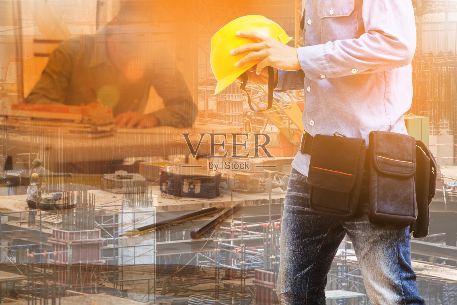 建筑师在设计蓝图照片摄影图片