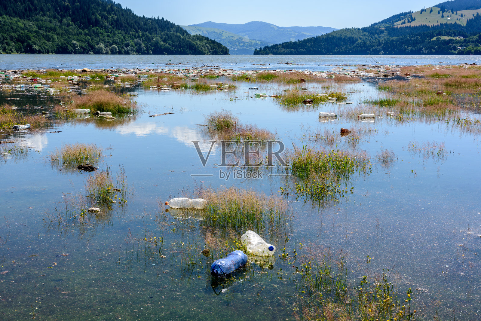 罗马尼亚比卡兹湖的塑料和垃圾污染。照片摄影图片