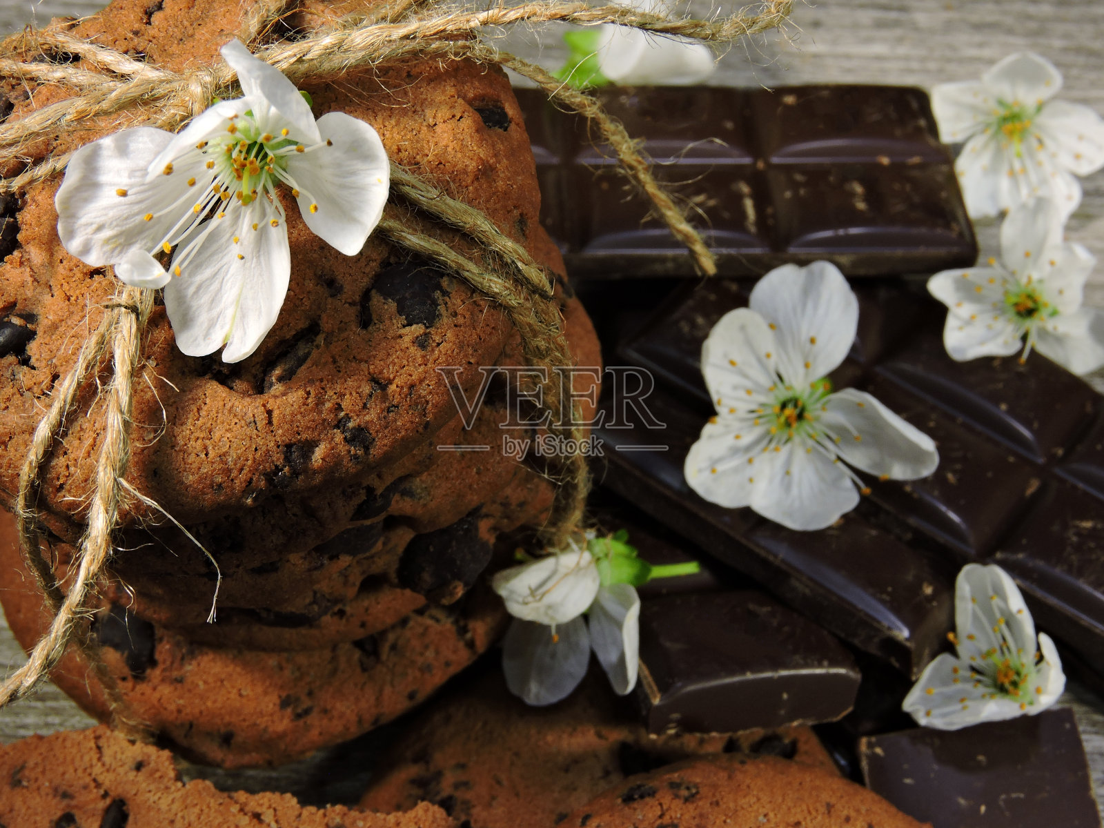 自制的巧克力饼干和巧克力滴。照片摄影图片