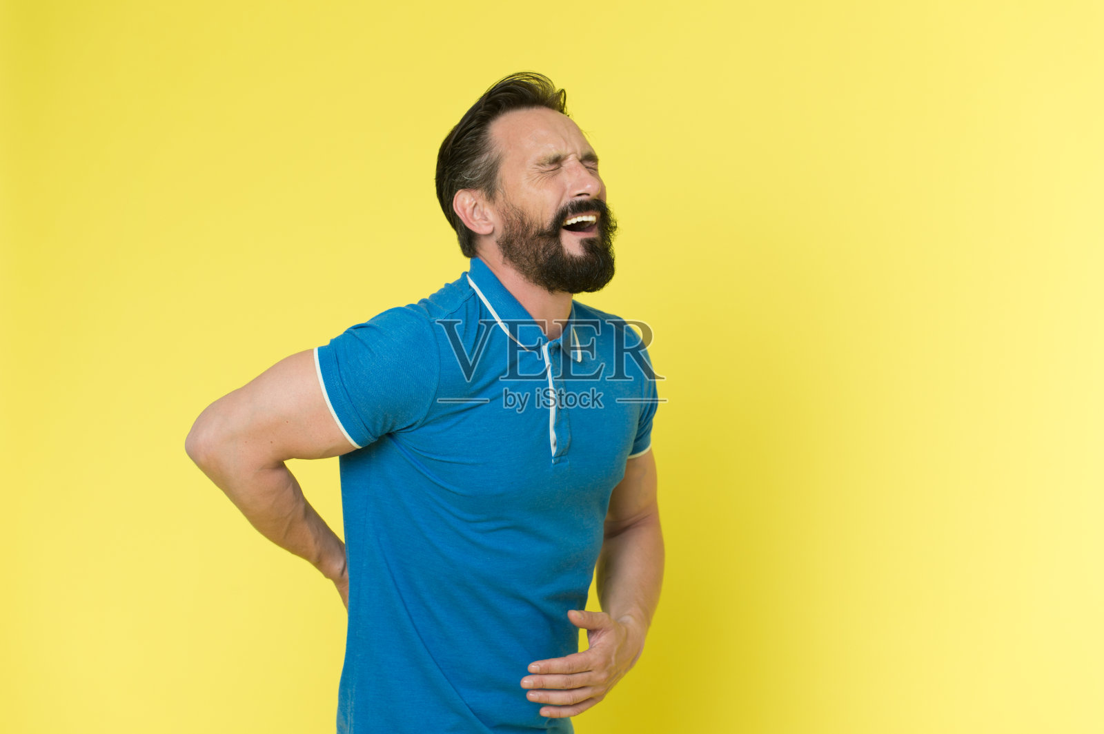 疼痛的概念。老人感到背部疼痛。长胡子的男人忍受着痛苦。我知道真正的痛苦,拷贝空间照片摄影图片