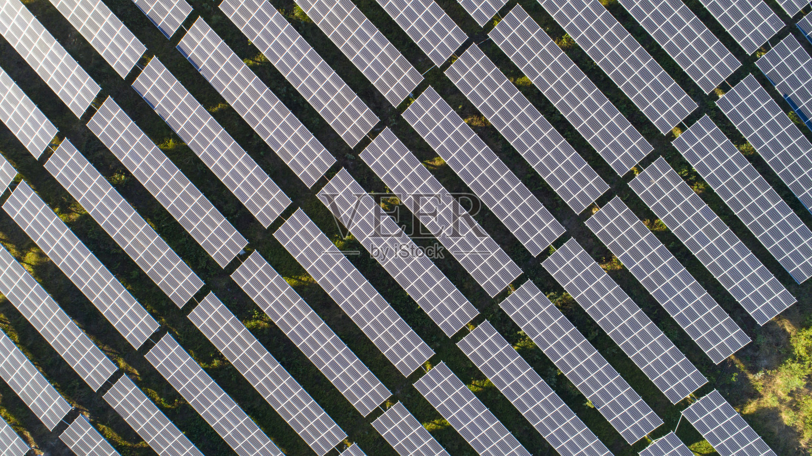 现代大型光伏太阳能板的航空摄影。照片摄影图片