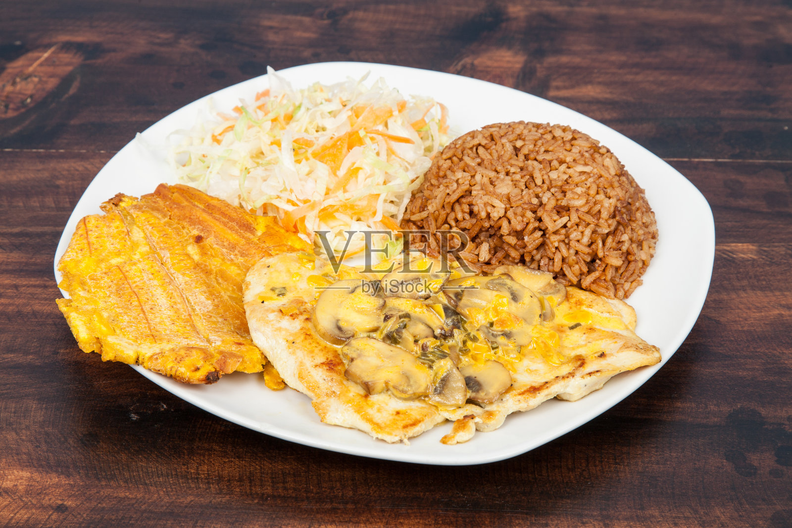 鸡胸肉配蘑菇酱。照片摄影图片