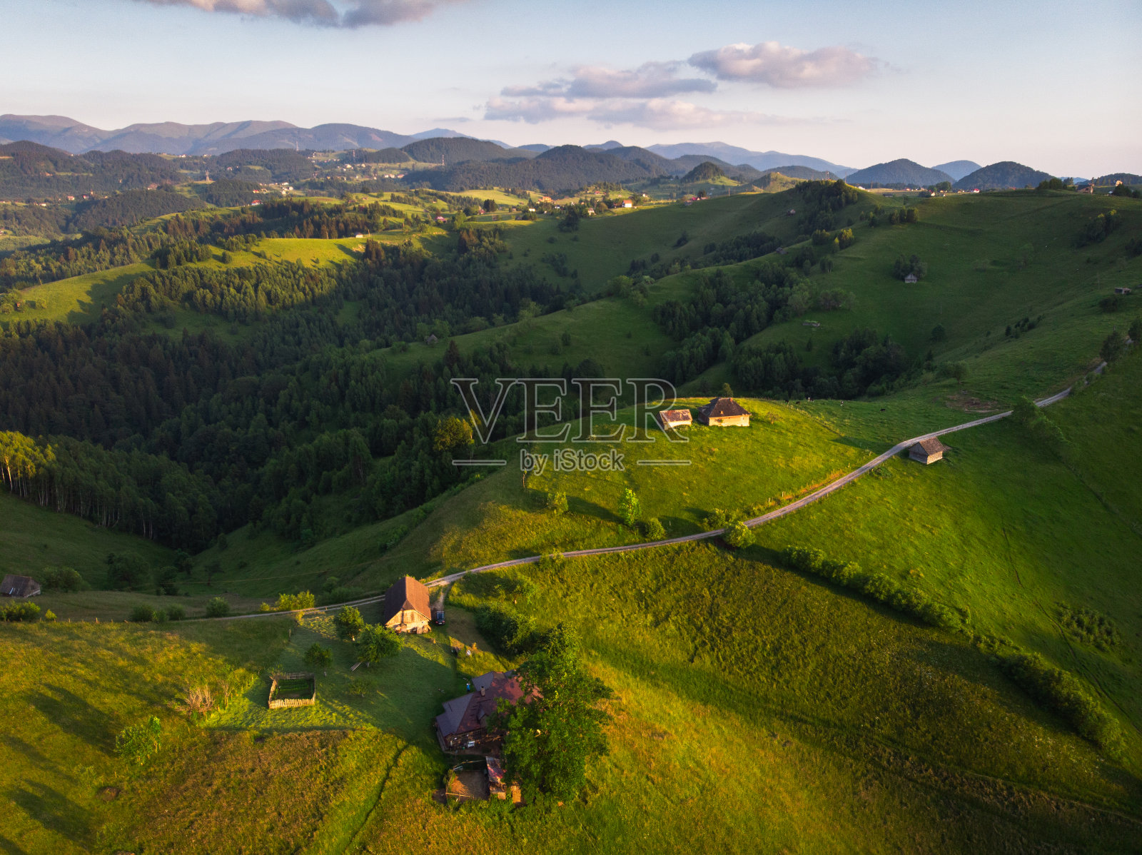 特兰西瓦尼亚村庄的夏日日出照片摄影图片
