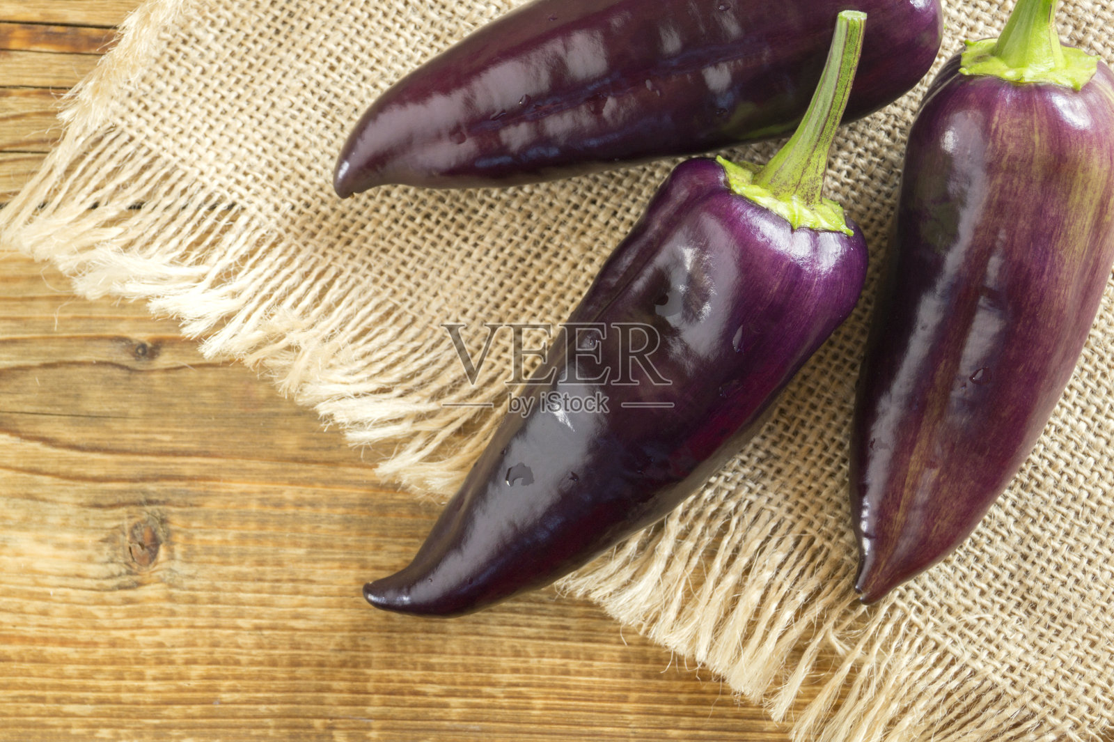 一杯新鲜成熟的胡椒。照片摄影图片