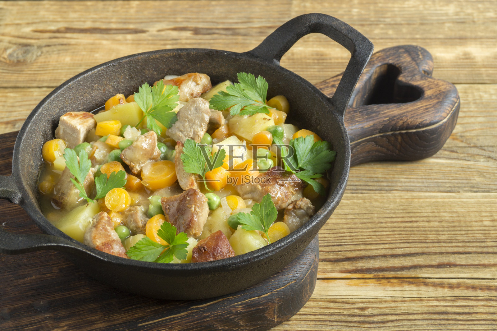 蔬菜炖猪肉。照片摄影图片