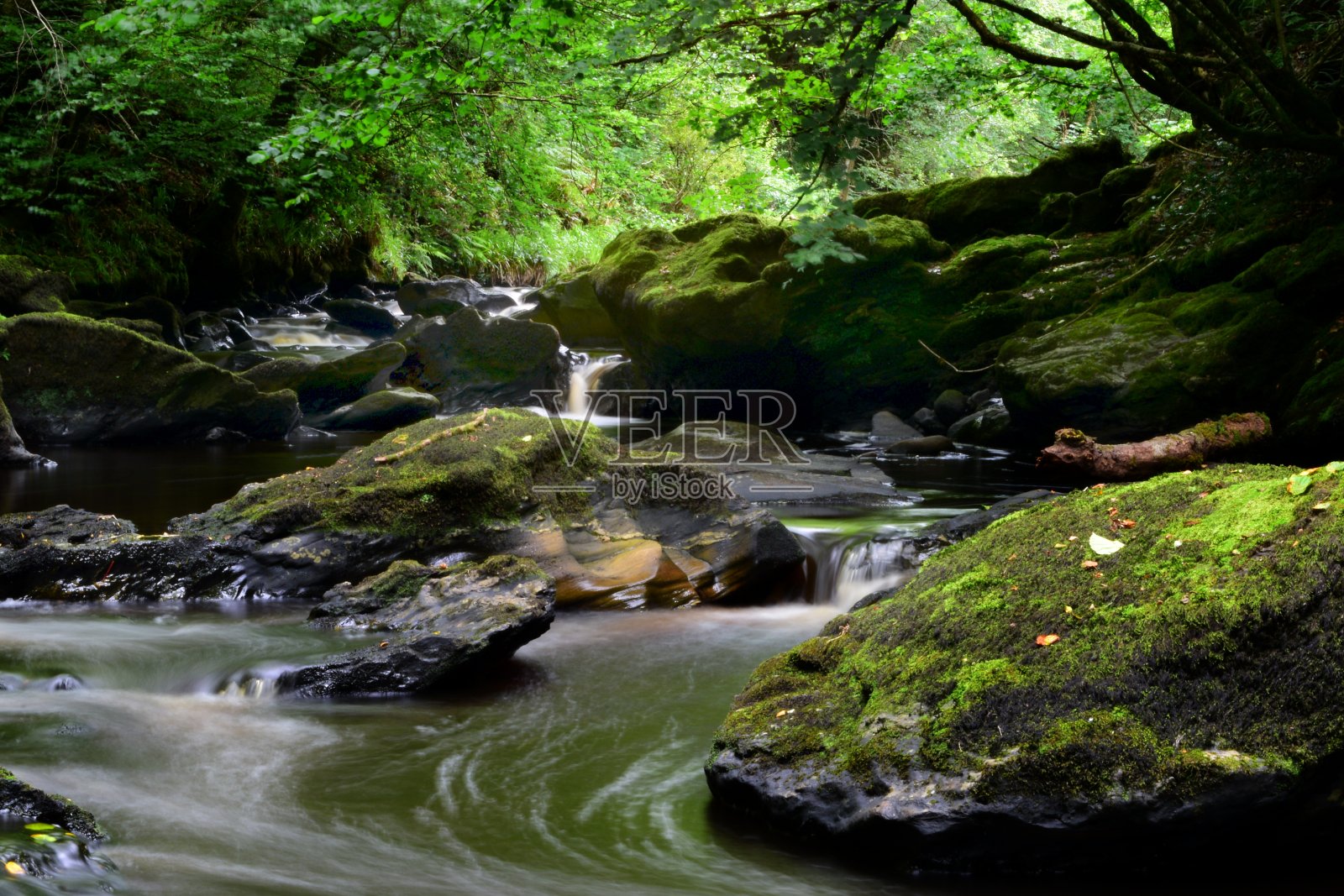 河流流过岩石峡谷照片摄影图片