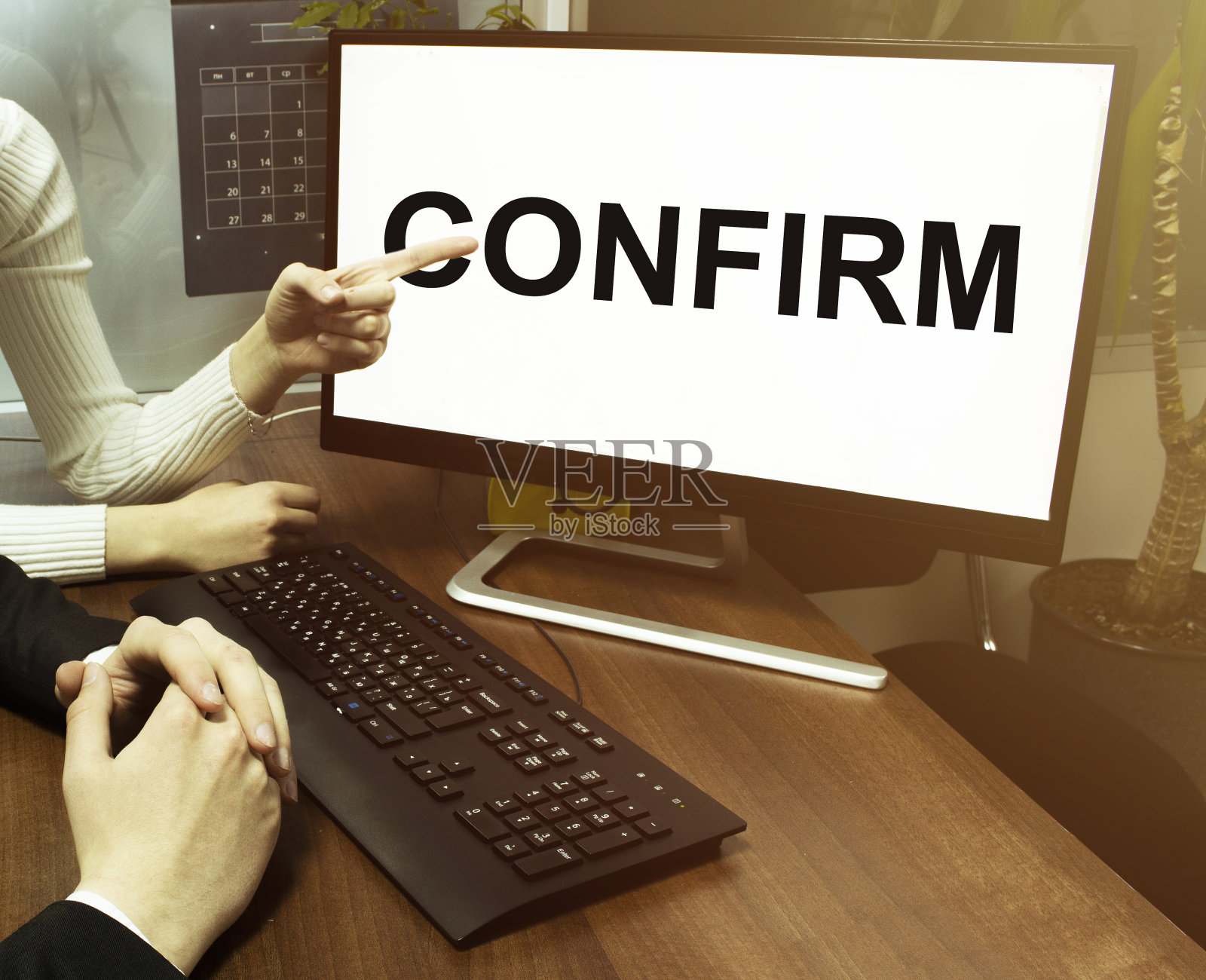 男性和女性手,电脑与文字确认与办公室背景照片摄影图片