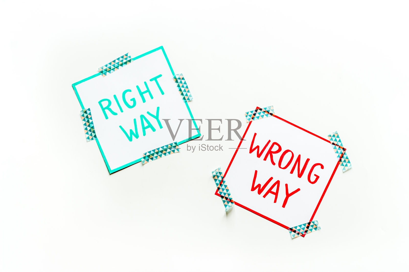 解决问题。正确和错误的方式图标在办公桌上从上面照片摄影图片