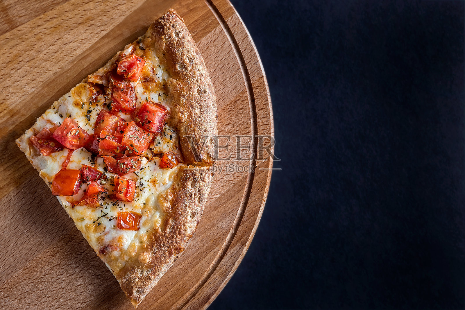 一片披萨和甜椒照片摄影图片