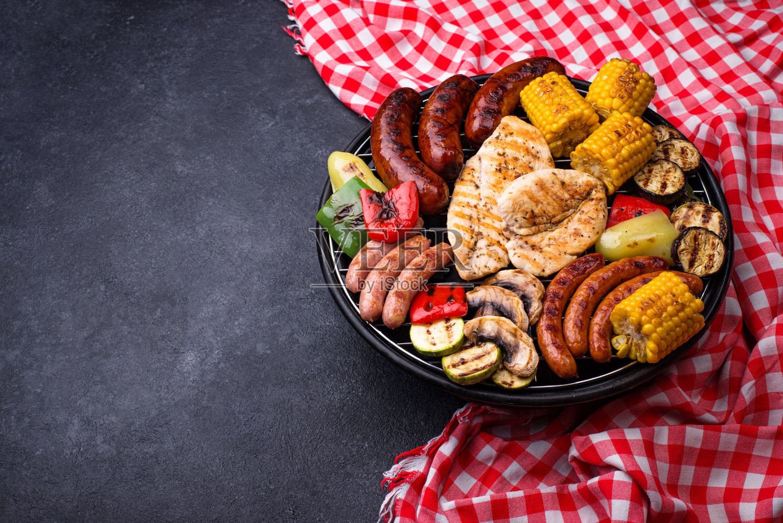 烤香肠、肉和蔬菜。照片摄影图片