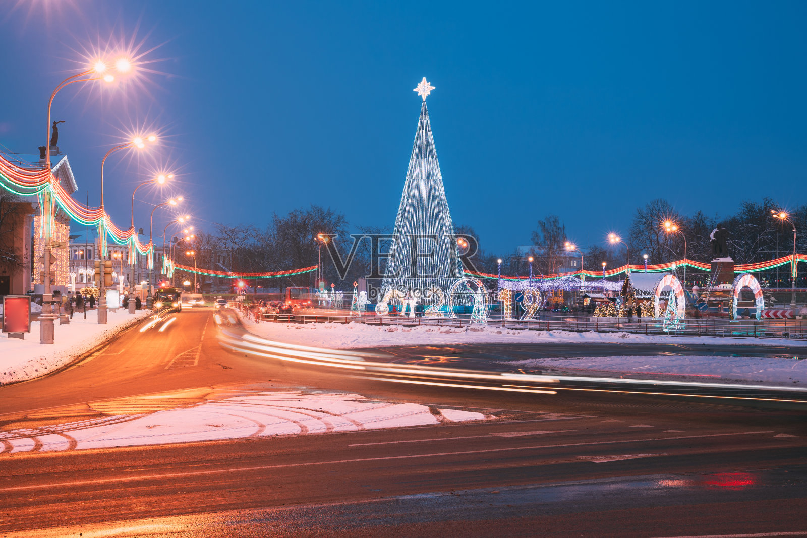戈梅利列宁广场上的圣诞树和节日照明。白俄罗斯的新年照片摄影图片