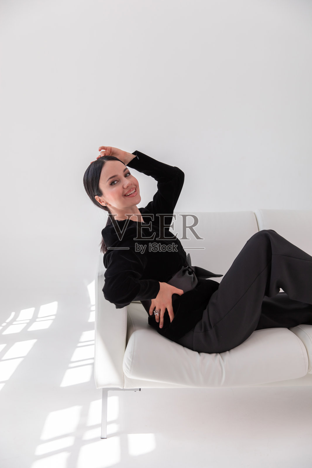 美丽的黑发模特在时尚服装摆姿势在工作室。时尚照片摄影图片