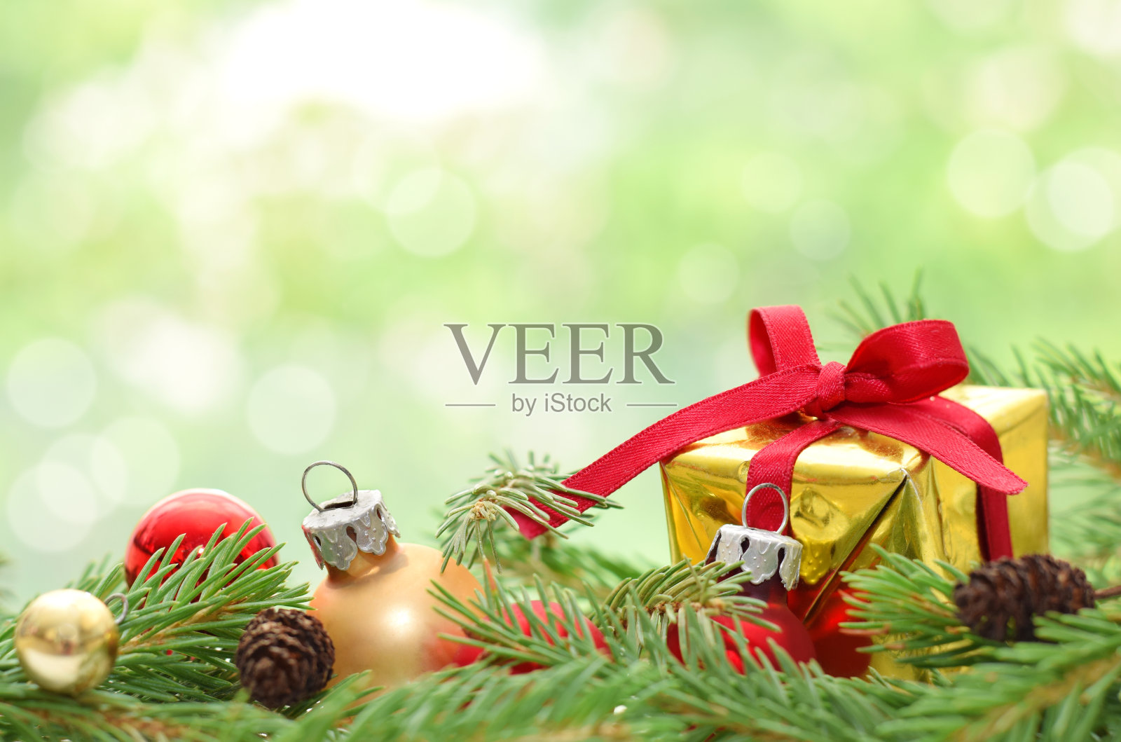 用金箔纸包成的圣诞礼物盒照片摄影图片