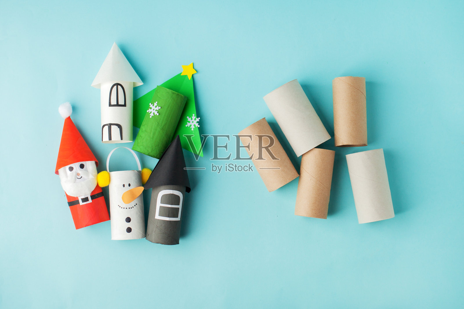 圣诞怪杰和城市房屋从厕管卷为冬季假日装饰。一个可怕的工艺。学校和幼儿园。圣诞手工创意新年快乐照片摄影图片