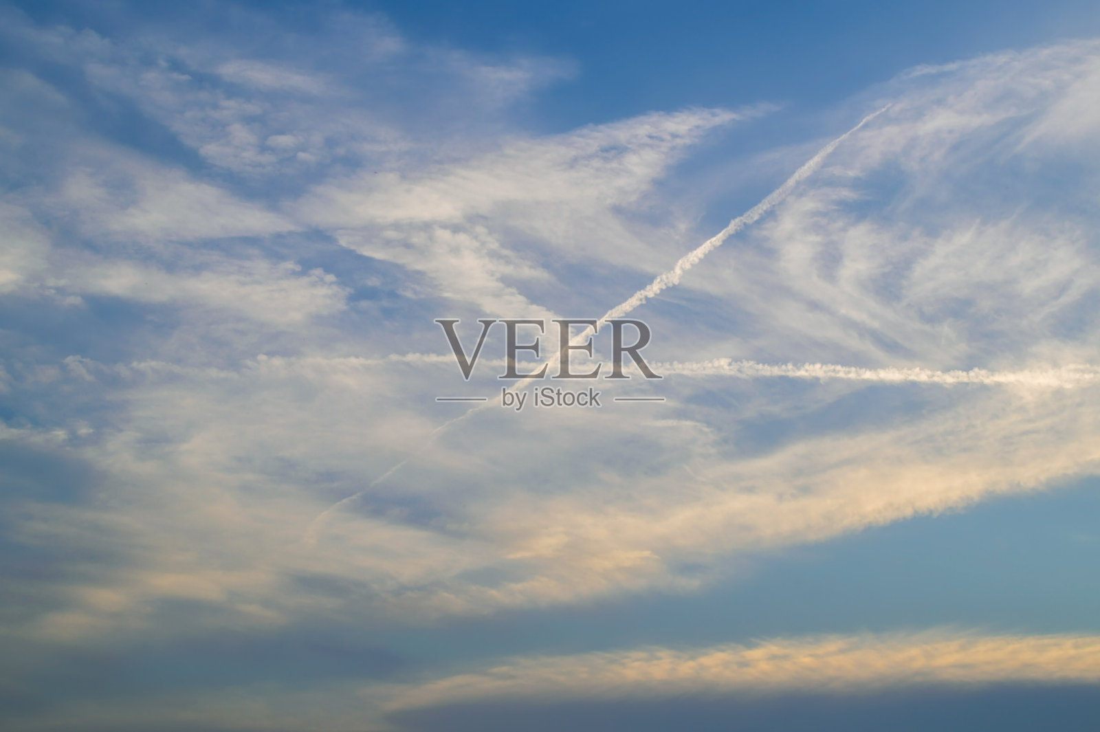 天空布满了飞机的痕迹照片摄影图片