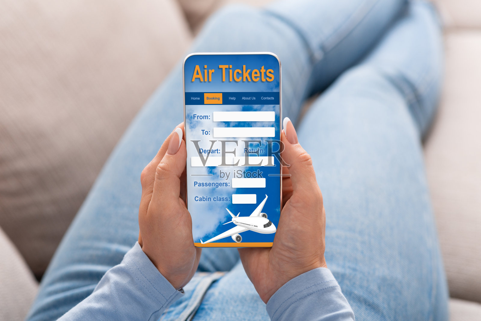 女人用智能手机预订航班坐在家里,裁剪,拼贴照片摄影图片