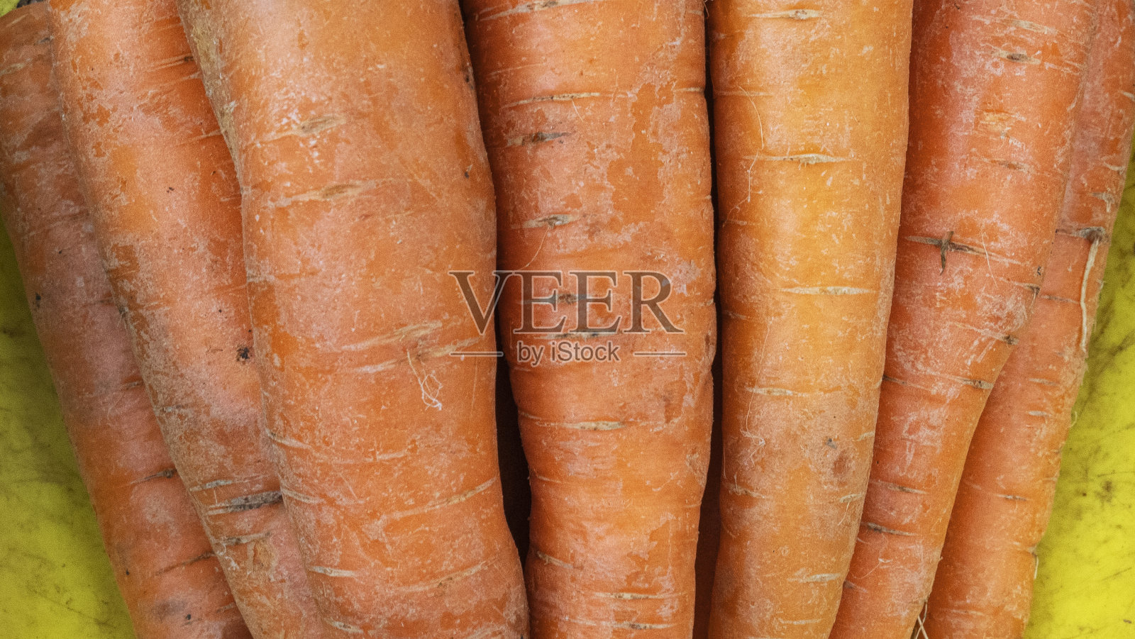 新鲜和甜的橙色胡萝卜的特写。质地背景的新鲜大橙色胡萝卜。产品形象蔬菜根胡萝卜。空间的文本。照片摄影图片