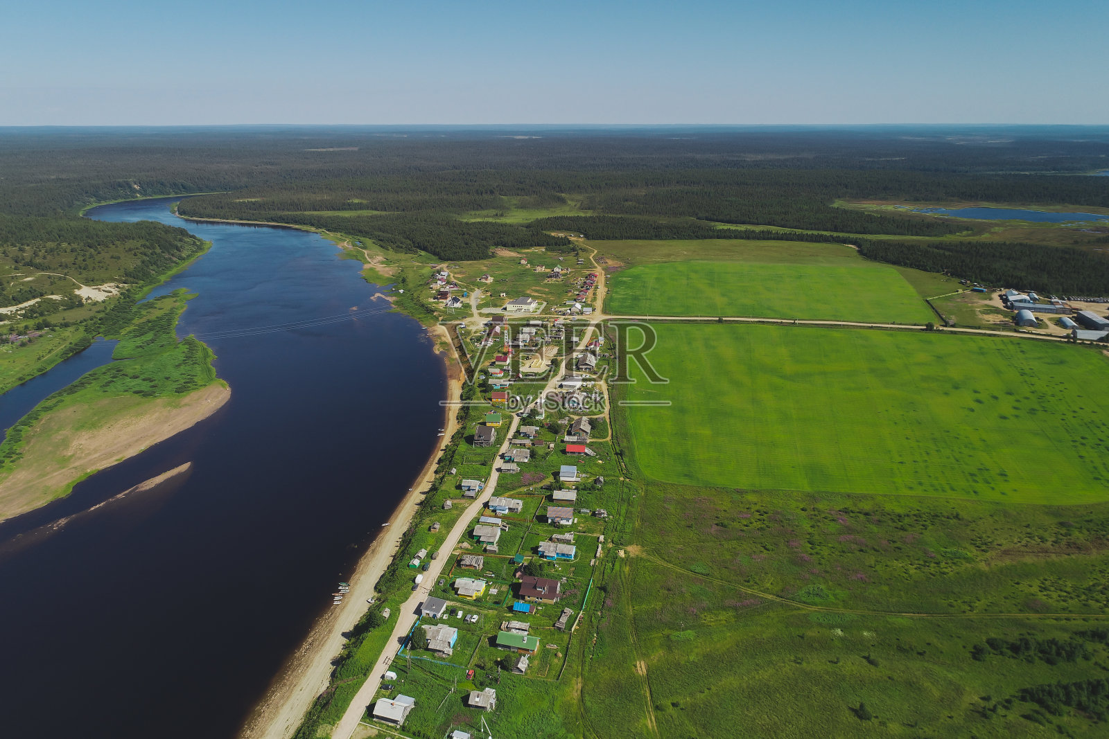 瓦尔祖加河在俄罗斯西北部科拉半岛的鸟瞰图照片摄影图片