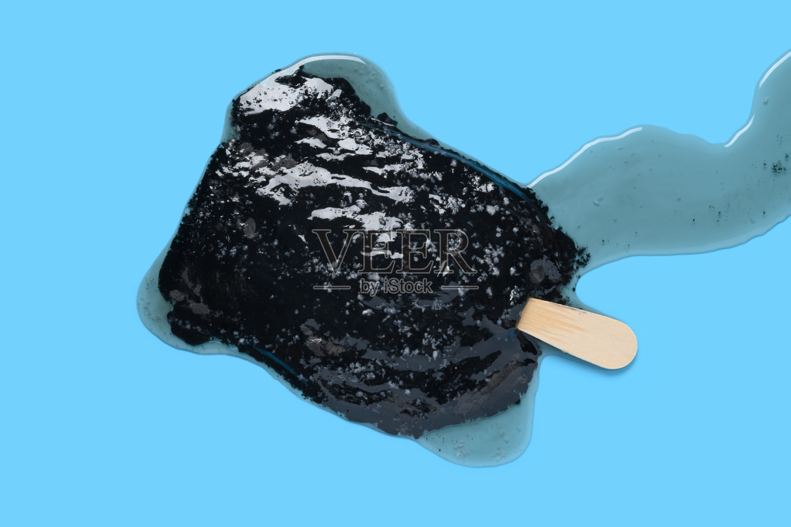 俯视图巧克力口味冰棒椰子丝融化在蓝色的背景照片摄影图片