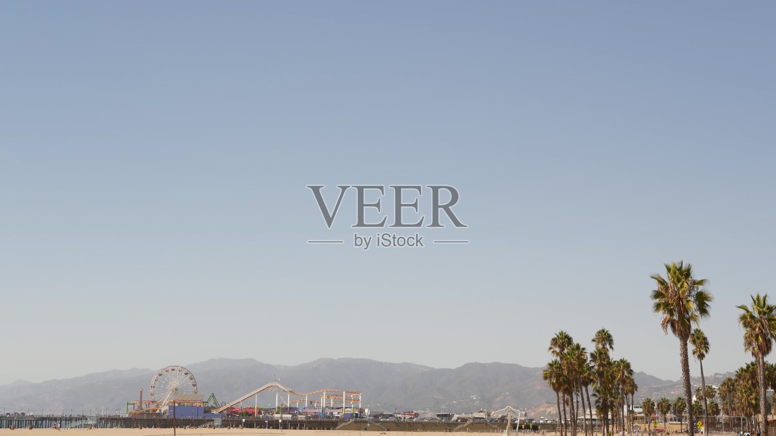 加州海滩美学,经典的摩天轮,在圣塔莫尼卡的码头游乐园太平洋度假胜地。夏季标志性的景观,棕榈树和天空,洛杉矶的象征与复制空间,美国加州照片摄影图片