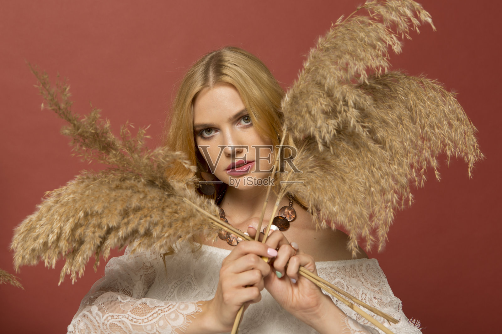 一名年轻女子在土耳其伊斯坦布尔梅尔特工作室摆姿势照片摄影图片