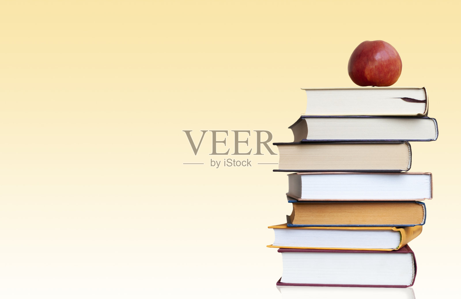 一堆书和苹果照片摄影图片