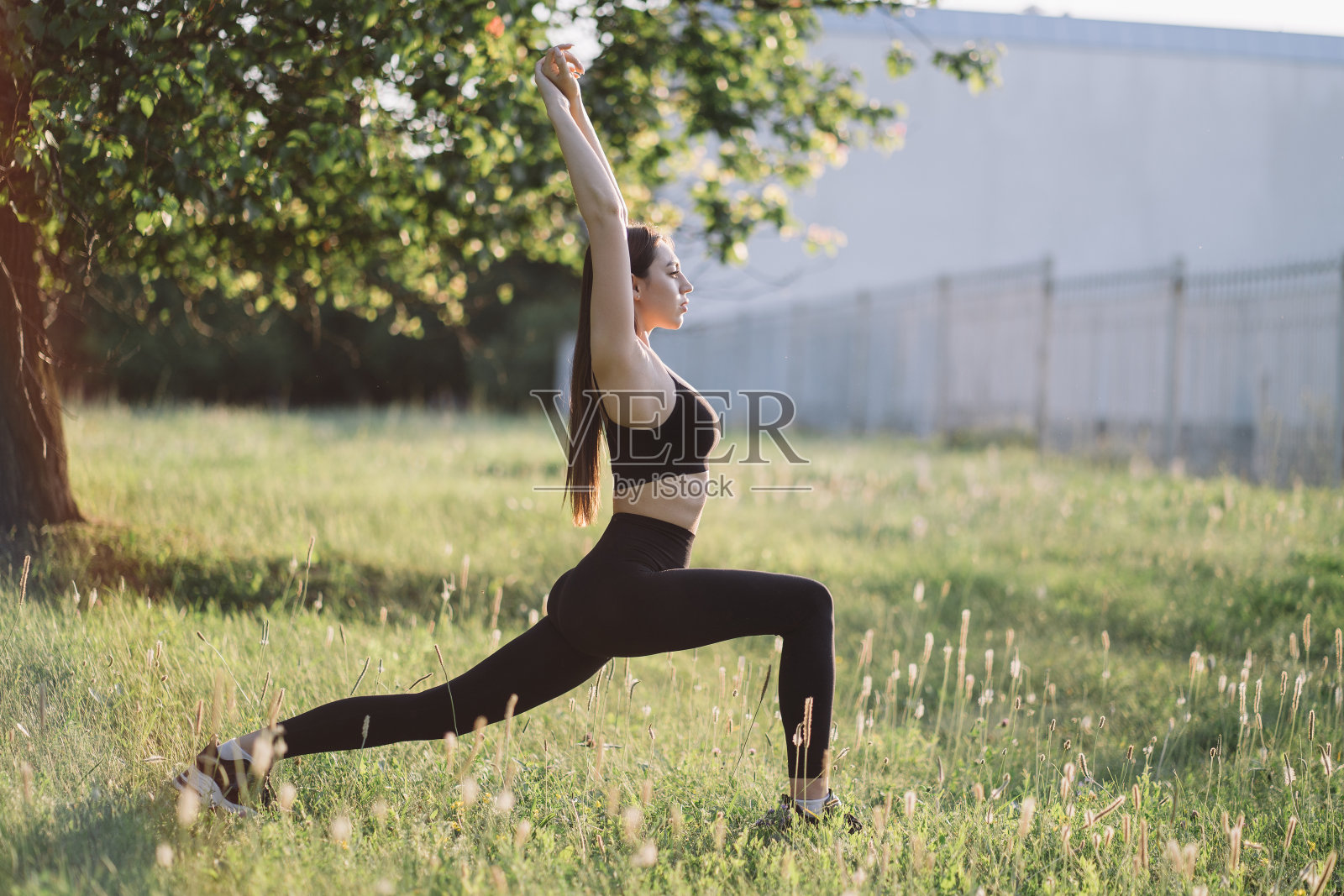 运动适合年轻女子做瑜伽在大自然照片摄影图片
