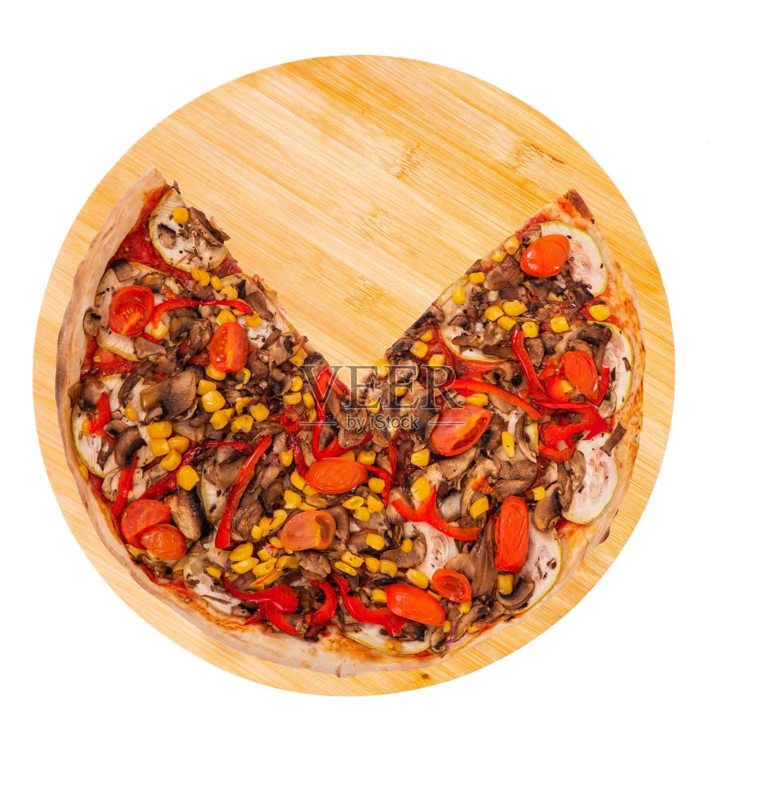 蘑菇,玉米,樱桃番茄,小胡瓜和甜椒的美味披萨,没有四分之一放在木浅盘上,孤立在白色的背景上照片摄影图片